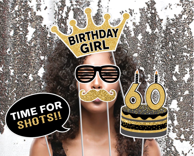 Puede incluir: Un conjunto de seis accesorios de cabina de fotos en negro y dorado para una fiesta de cumplea&ntilde;os n&uacute;mero 60. Los accesorios incluyen una corona con el texto "Birthday Girl", unas gafas de sol, un bigote, un bocadillo de di&aacute;logo con el texto "Time for Shots!" y un pastel con el n&uacute;mero 60 en la parte superior.