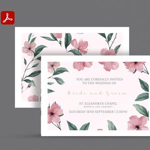Peut inclure: Invitation de mariage avec un motif floral. L'invitation présente des fleurs roses et des feuilles vertes sur un fond blanc. Le texte sur l'invitation se lit "Vous êtes cordialement invités au mariage de la mariée et du marié" et comprend le nom de la chapelle, l'adresse et la date.