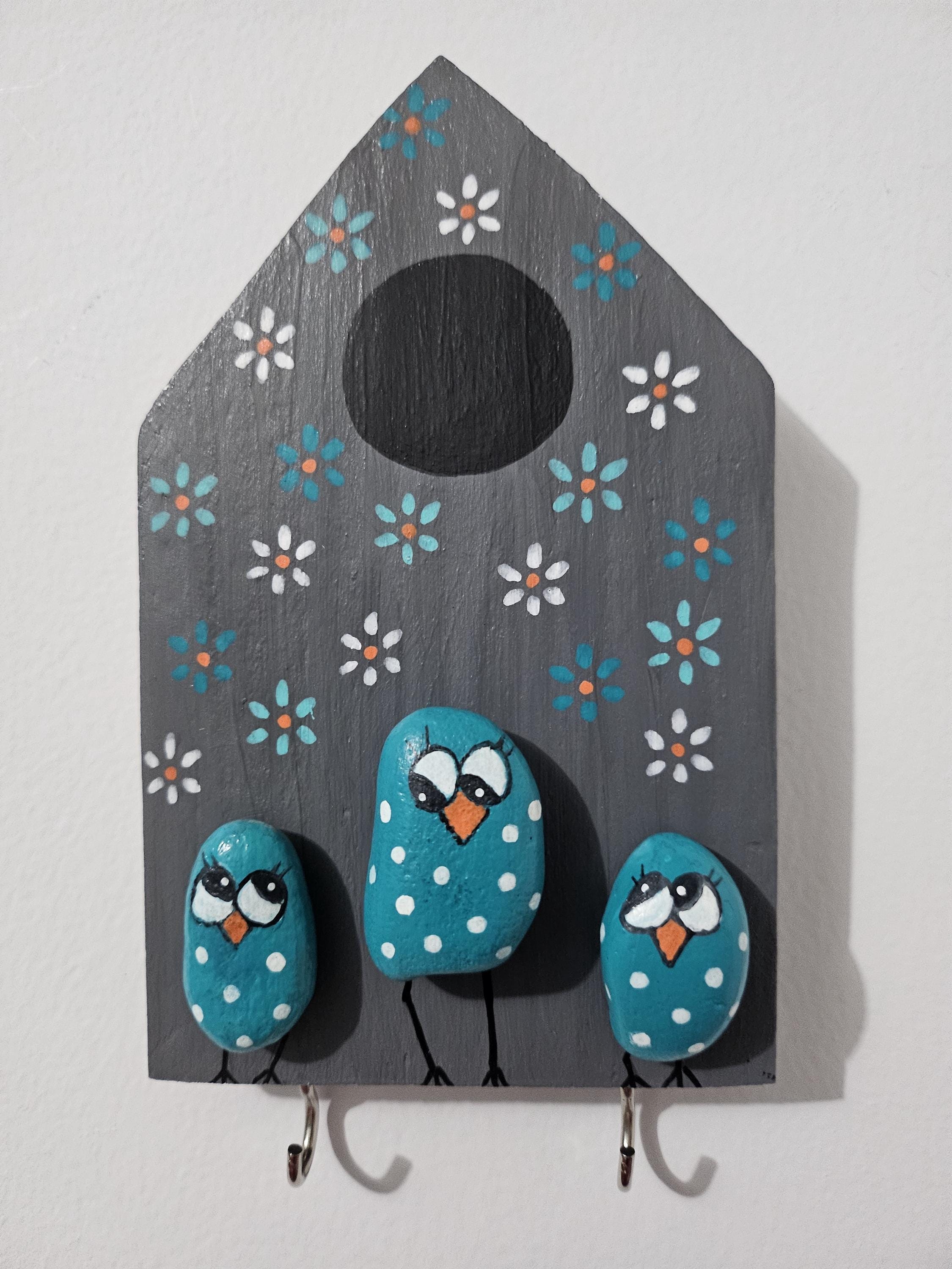porte clé mural,accroche clé, maisonnette bois, oiseaux rigolos sur galets, maison bois pour clés