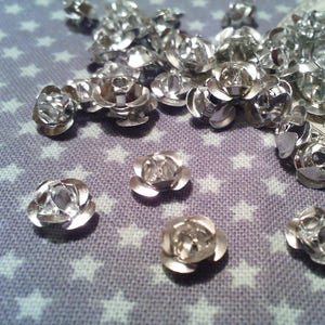 Lot de 30 perles rose en metal argenté. 6 x 4.5 mm image 2