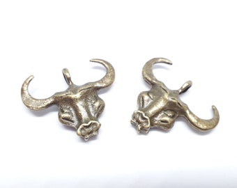 Lot de 2 jolis pendentifs  "têtes de taureau"/ bronze/ 32 x 27 mm