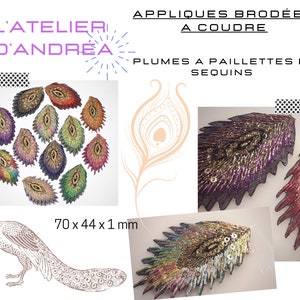 Könnte beinhalten: Sortiment an bunten, schillernden Feder-Applikationen mit Pailletten und Sequins. Die Applikationen sind 70 mm x 44 mm x 1 mm groß. Der Text "L'ATELIER D'ANDREA - APPLIQUES BRODÉES A COUDRE - PLUMES A PAILLETTES ET SEQUINS" ist auf dem Bild zu sehen.