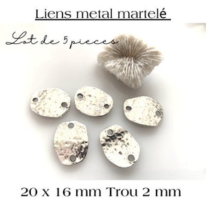 Puede incluir: Conjunto de cinco anillos de salto de metal martillado plateado, cada uno mide 20 mm por 16 mm con un agujero de 2 mm. Lot de 5 pièces.