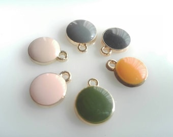 x 5 Enameled charms, gold, flat round, 11.5 x 9 x 2.5 mm, 1.4 mm hole