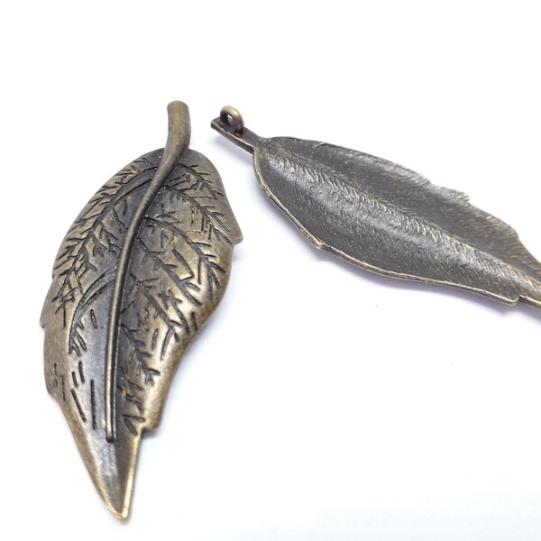 Grand pendentif " feuille" en métal bronze, 65 x 25mm,  trou  de 2 mm, créations de sautoirs,  collier bohème..