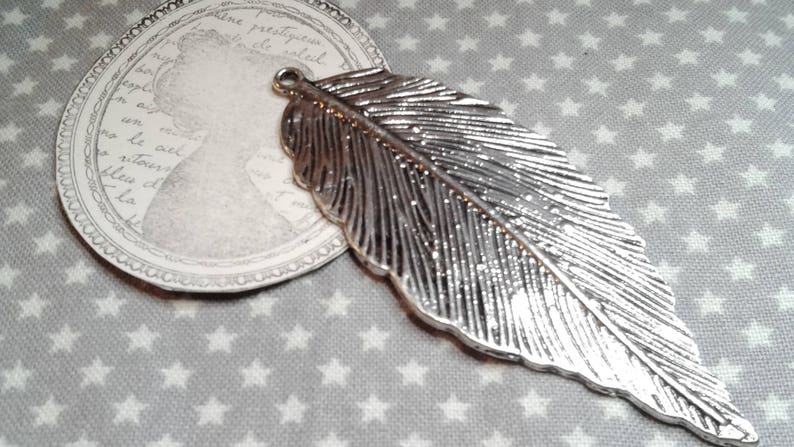 Grand pendentif feuille en métal argent ou doré , 71x 29mm, trou de 2 mm,reliefs des nervure, créations de sautoirs... image 4