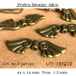 Op de afbeelding: Een set van vier bronzen vleugelvormige kralen met een gat om te rijgen. De kralen zijn 44 mm x 14 mm en hebben een gat van 1,5 mm. De kralen zijn uniek en hebben veel details.