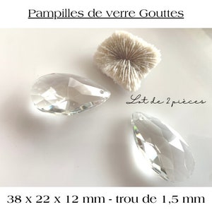 Puede incluir: Dos colgantes de cristal de forma de lágrima de vidrio transparente con un agujero en la parte superior. Los colgantes miden 38 mm x 22 mm x 12 mm y tienen un agujero de 1,5 mm. El texto "Lot de 2 pièces" es visible en la imagen.