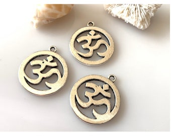 Breloques/ pendentifs en laiton argent , forme ronde et signe du "Ohm", diamètre de 20 mm, trou de 1 mm, lot de 3 pièces.