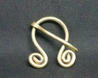 Mosiężna fibula w stylu bałtyckim w stylu wikingów, historyczna rekonstrukcja, plemienna, nordycka, starożytna, średniowieczna broszka