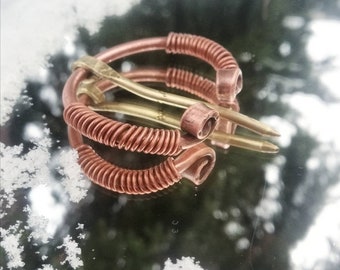 Vikingakopparfibula med mässingsnål, reenactment-smycken
