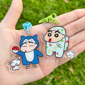 クレヨンしんちゃん キーホルダー | クレヨンしんちゃん x カビゴン アクリルキーホルダー、クレヨンしんちゃん チャーム、ポケモン アクリルキーホルダー