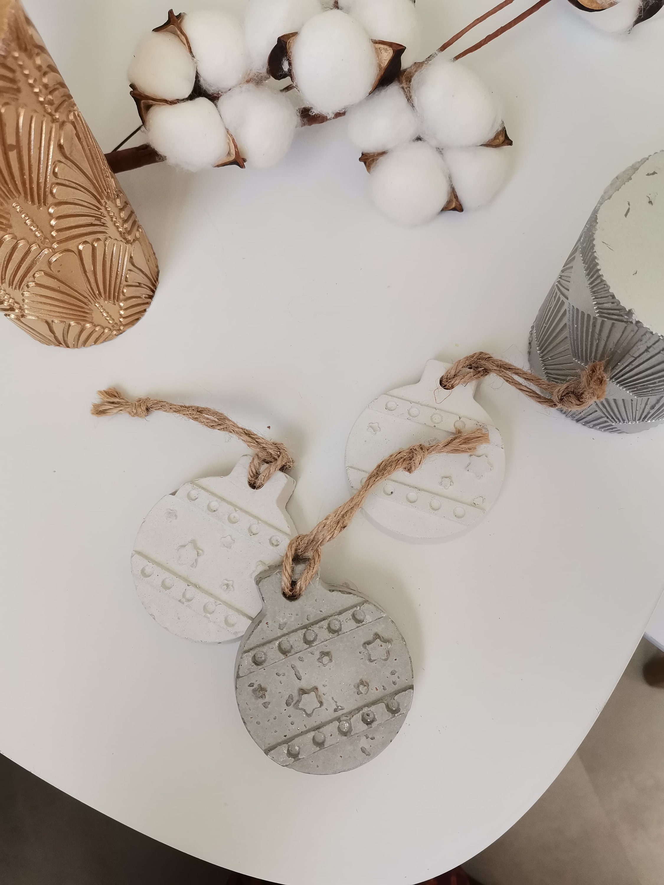 Boule de Noël en Béton à Suspendre