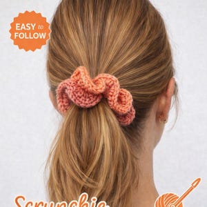 Puede incluir: Un patrón de ganchillo para una scrunchie melocotón, con las palabras "Crochet Pattern" en la parte superior. El texto "Easy to Follow" está en una estrella. La palabra "Scrunchie" está escrita en cursiva. La imagen es un patrón para un accesorio para el cabello.