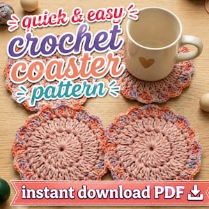 Peut inclure: Quatre dessous de verre ronds au crochet dans des tons variés de rose, orange et violet, avec un bord festonné. Un dessous de verre soutient une tasse en céramique blanche avec un petit cœur doré. Texte : quick & easy crochet coaster pattern, instant download PDF.