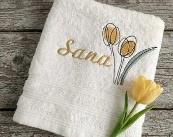 Toalla o sábana de baño de calidad hotelera de 550 g/m² bordada con estampado floral y nombre personalizado | 8 colores para elegir
