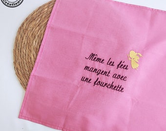 Déstockage : Serviette de table humoristique brodée pour enfant. Promotion