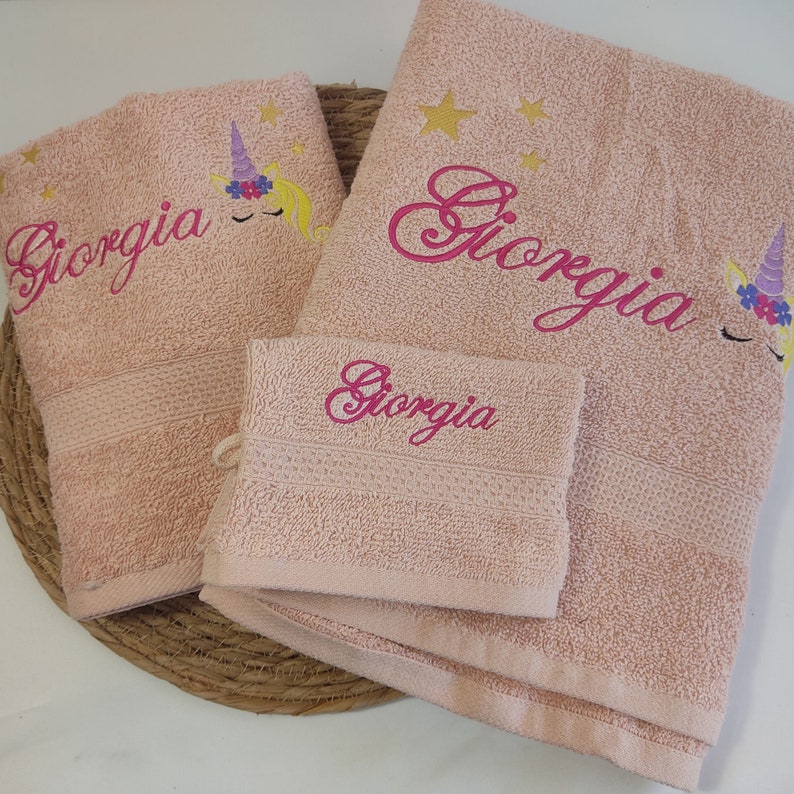 Coffret de bain brodé personnalisable Ensemble drap de bain, serviette et gant de toilette avec broderie à la demande Made in Ariège. image 4