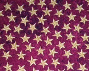 Tissu patchwork, étoiles, jaune ocre nuancé, fond rouge bordeaux nuancé, patriotique,  100% coton,  REF  NORTH/R