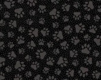 Tissu patchwork, 100% coton, QT, coloris noir, impression patte de chien, faux uni, ton sur ton,  REF  26762/BLA