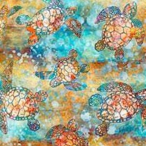 以下が含まれることがあります： オレンジ、青、緑の色合いで描かれた、複数のウミガメが特徴のファブリックパターン。カメは詳細な甲羅模様を持ち、水彩画のようなまだら模様の背景に配置されています。このデザインは海洋をテーマにしています。