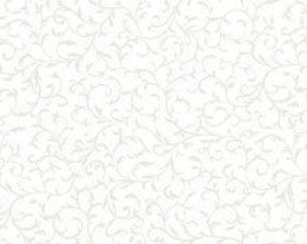 Tissu patchwork, 100% coton, coloris blanc, très fines arabesques en impression, ton sur ton, faux uni,  REF  760/W1