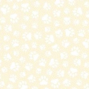 Peut inclure: Tissu crème clair avec un motif répété d'empreintes de pattes blanches. Les empreintes de pattes sont de tailles variables et sont dispersées sur la surface. Le fond a une texture subtilement pointillée.