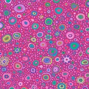 Può includere: Un motivo ripetuto con cerchi e punti astratti di varie dimensioni e colori su uno sfondo magenta. I cerchi includono tonalità di rosa, verde, blu e giallo. Il design è denso e visivamente accattivante.