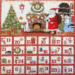 Peut inclure: Un calendrier de l'Avent en tissu sur le thème de Noël, illustrant un sapin décoré, une cheminée avec des chaussettes et le Père Noël. Le bas comporte vingt-quatre poches numérotées, ornées de petits motifs festifs comme des cadeaux et des bonhommes de neige.