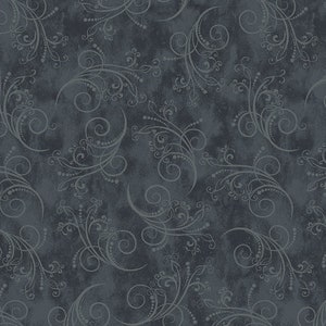 Könnte beinhalten: Dunkelgrauer Stoff mit strukturiertem Hintergrund und einem sich wiederholenden Muster aus wirbelnden, stilisierten floralen Elementen. Das Design weist zarte Linien und Punktakzente auf und erzeugt eine Vintage- oder viktorianische Ästhetik. Der Gesamteffekt ist ein anspruchsvolles, monochromes Design.