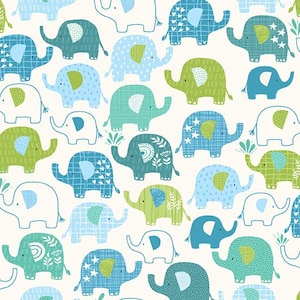 Peut inclure: Un fond blanc avec un motif répété d'éléphants bleus, verts et blancs. Les éléphants ont des motifs et des designs différents, y compris des pois, des rayures et des étoiles.