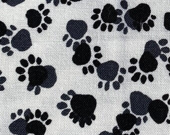 Fat quarter, tissu patchwork, pattes de chien , noires , grises, fond blanc, 100% coton,  REF  PETER/PANDA