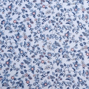 Patchworkstoff, Kaufman, kleine Blumen, pfirsichrosa und blaue Farben, ganz leicht silbrig, himmelblauer Hintergrund, 100 % Baumwolle, REF 18134/63SK