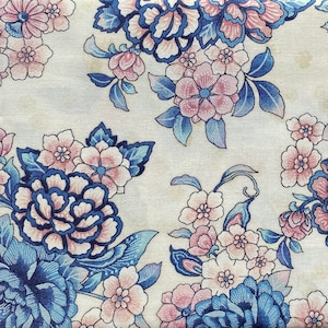 Patchworkstoff, Kaufman, große Blumen, pfirsichrosa, blauer und violetter Farbton, leicht silberfarben, cremefarbener Hintergrund, 100 % Baumwolle, REF 18131/84CR