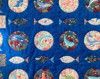 Traditional patchwork, seaside theme, 100% cotton, handmade, marine animals, blue background, 135 cm x 180 cm. REF AQUARIUM