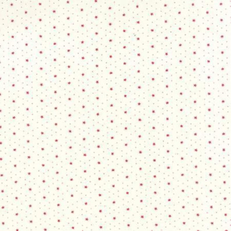 small red stars Moda 100/% cotton REF 1481711 off-white background Patchwork fabric