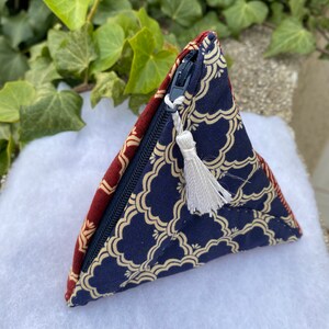 Monedero pequeño, tejido patchwork, 100% algodón, rojo, azul, crudo, forma piramidal, lado 10 cm, enteramente hecho a mano, REF BOURSE/BR