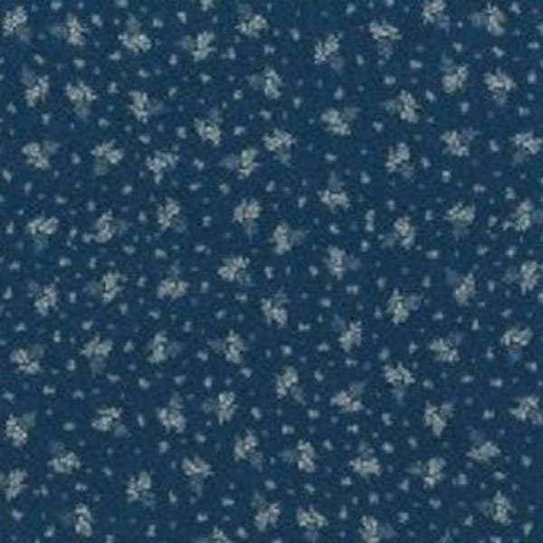 Tissu patchwork , petits motifs fleurs écrues,  fond bleu , 100% coton, REF  120/11113