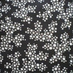 以下が含まれることがあります： 黒い生地に、白い小さな円が群がって配置されたパターンが施されています。群れは繰り返しパターンで配置されています。