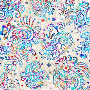 Op de afbeelding: Een naadloos patroon met een paisley-ontwerp in tinten blauw, roze en groen op een witte achtergrond. Het patroon is ingewikkeld en gedetailleerd, met een verscheidenheid aan bloem- en geometrische elementen.