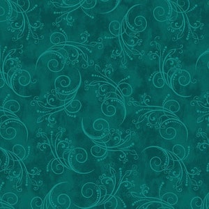 Könnte beinhalten: Türkisfarbener Stoff mit strukturiertem Hintergrund und einem sich wiederholenden Muster aus wirbelnden, stilisierten floralen Designs. Die floralen Elemente sind in einem helleren Türkiston gehalten, was einen subtilen Kontrast erzeugt. Geeignet für Bastelprojekte.