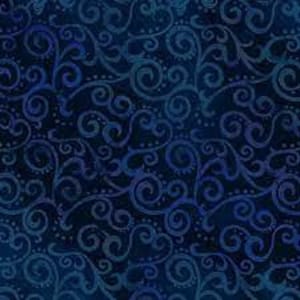 Pode incluir: Tecido azul escuro com um padrão rodopiante e ornamentado em tons de azul. O design apresenta vinhas e cachos estilizados, criando uma estampa texturizada em toda a superfície. O tecido tem um brilho sutil, realçando a profundidade do design.