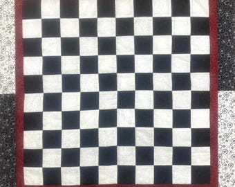 Checkers game, patchwork, 100% cotton, black, white, red, pieced, fleece, lined, quilted, 62 cm x 62 cm, tokens provided, REF JEU/DAME