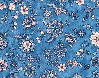 Tissu patchwork, Kaufman, coloris bleu cobalt, fleurs rose pêche et bleu foncé,très légèrement argenté, 100% coton,  REF  18132/72CO