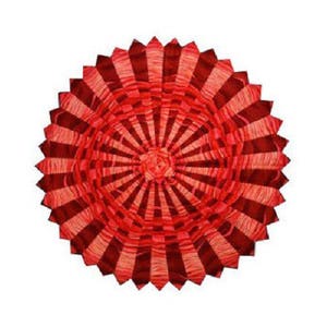 Peut inclure: Une rosette rouge et rose avec un motif rayé. La rosette est en tissu et a une forme circulaire.