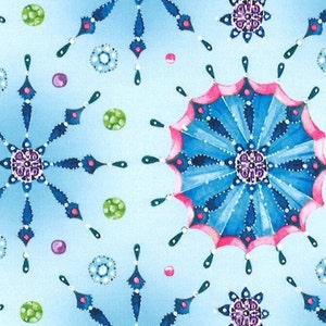 以下が含まれることがあります： 青い背景に、青、ピンク、緑の雪の結晶が繰り返しパターンで描かれています。雪の結晶は白い点で装飾されており、3D効果があります。
