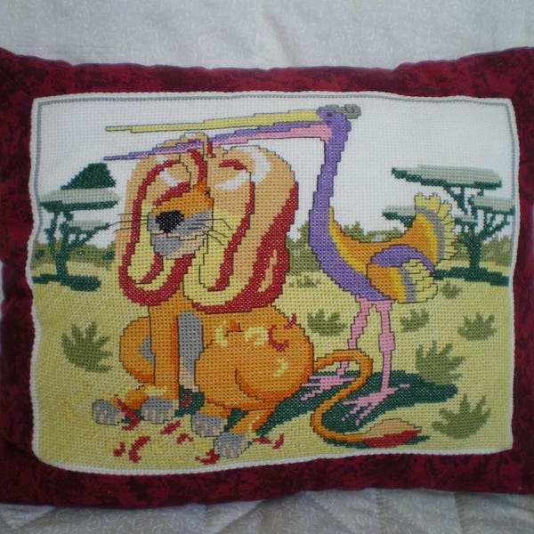 Coussin brodé,  réalisé en points comptés,  lion et cigogne, coloris vert et mutlicolore, 31 x 25 cm, REF COUSSIN LION