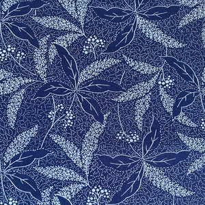 Peut inclure: Un tissu bleu avec un motif floral blanc. Le motif présente des feuilles, des baies et de petits points blancs.