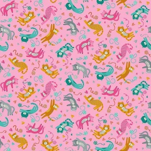 Puede incluir: Un fondo rosa con un patrón repetitivo de gatos coloridos jugando con ovillos de lana. Los gatos están en varias poses y colores, incluyendo naranja, rosa, azul y gris.