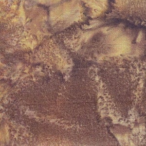 Può includere: Un tessuto marrone testurizzato con un sottile motivo di tonalità marroni chiare e scure. Il tessuto ha un aspetto tessuto con una leggera lucentezza.